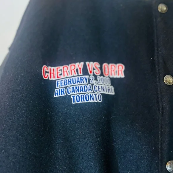 Wayne Gretzky Signed Roots Jacket CHL– “Cherry vs. Orr” Edition (2000) - Picture 6 of 15